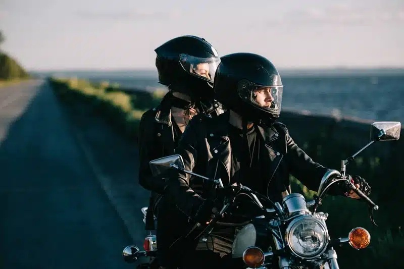 Découvrir le monde de la moto : choix de l'équipement et importance des combinaisons intégrales