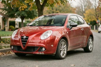 Alfa Romeo MiTo rouge en conditions réelles après 100 000 km, vue trois quarts avant sur une rue française