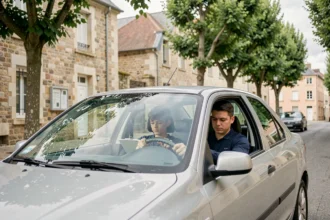 Vue d'ensemble illustrant les auto-écoles en Loire-Atlantique avec un élève et un moniteur devant une voiture double commande