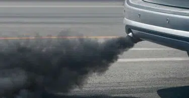 voiture qui fume noir