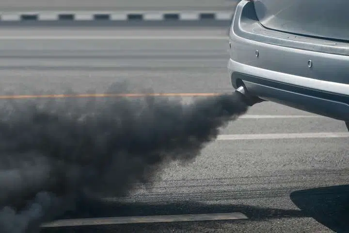 voiture qui fume noir