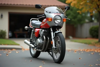 Honda CB Boldor 900 vintage garée dans une allée résidentielle, vue trois-quarts avant mettant en valeur son carénage iconique des années 80
