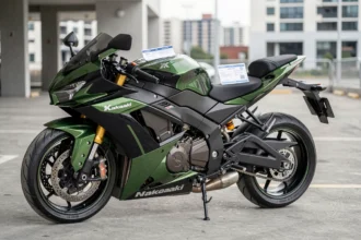 Kawasaki GTR 1000 garée avec carte grise et attestation d'assurance posées sur la selle, coûts administratifs moto 2026