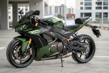 Kawasaki GTR 1000 garée avec carte grise et attestation d'assurance posées sur la selle, coûts administratifs moto 2026