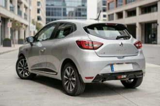 Renault Clio essence avec boîte automatique garée en milieu urbain, vue arrière trois quarts