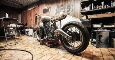 Réparer une moto avec des pièces détachées, c'est possible !